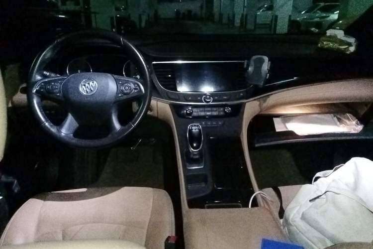 Used Buick LaCrosse 2019 28T Prestige Model Interior 2