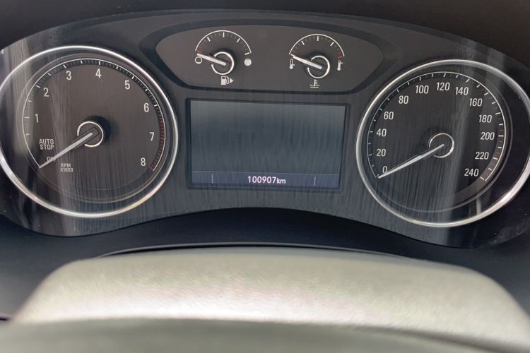 Used Buick LaCrosse 2019 28T Luxury Version Odometer Close Up