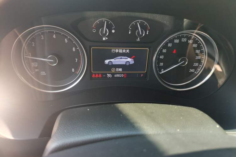 Used Buick LaCrosse 2019 28T Elite Edition Odometer Close Up