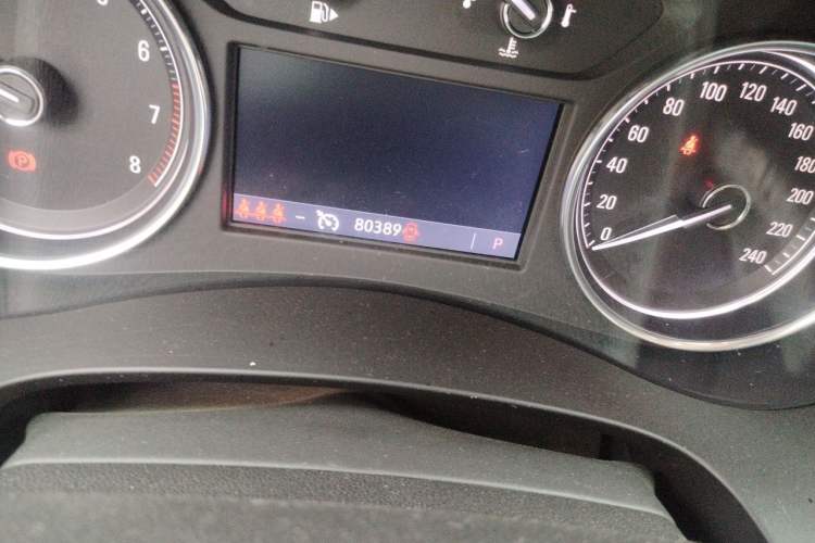 Used Buick LaCrosse 2019 28T Luxury Version Odometer Close Up