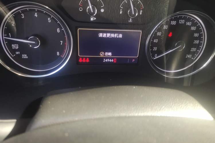 Used Buick LaCrosse 2019 28T Luxury Version Odometer Close Up