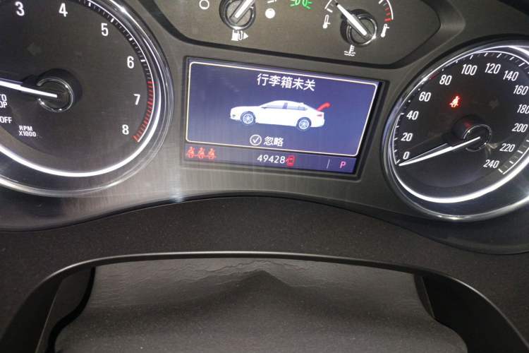 Used Buick LaCrosse 2019 28T Luxury Version Odometer Close Up