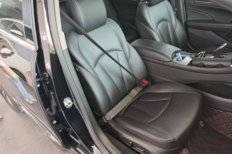 Used Buick LaCrosse 2019 28T Luxury Version Right Front Seat