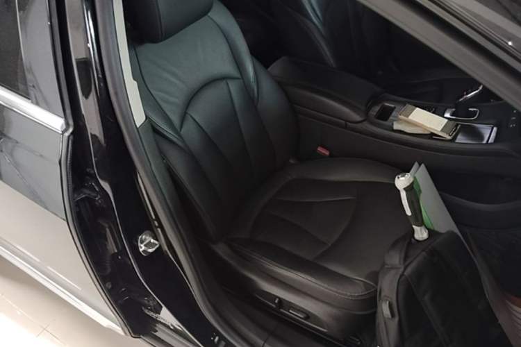 Used Buick LaCrosse 2019 28T Luxury Version Right Front Seat