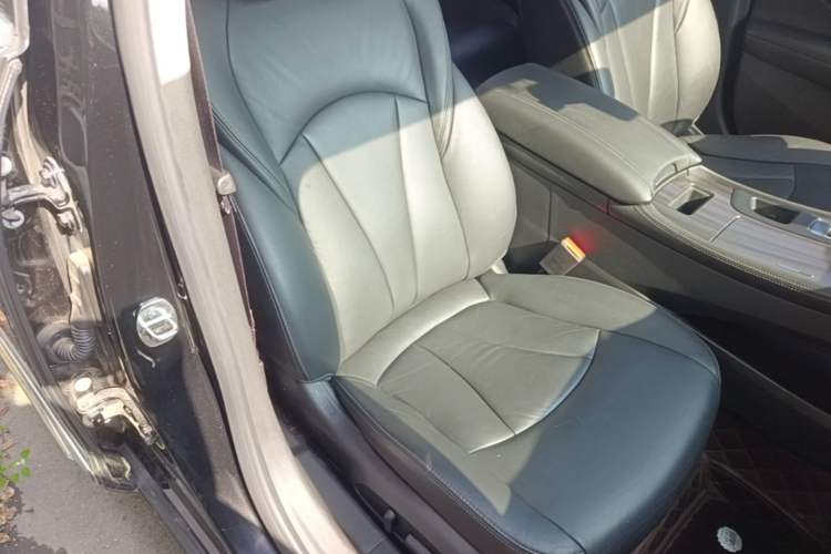 Used Buick LaCrosse 2019 28T Luxury Version Right Front Seat