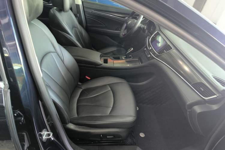 Used Buick LaCrosse 2019 28T Luxury Version Right Front Seat