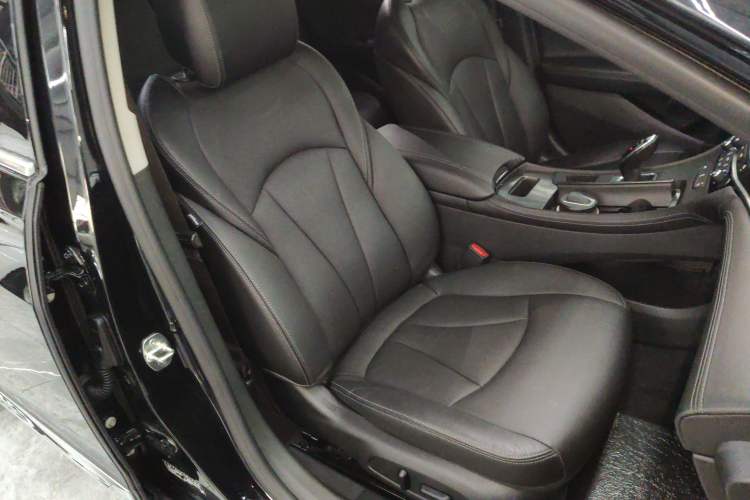 Used Buick LaCrosse 2019 28T Luxury Version Right Front Seat