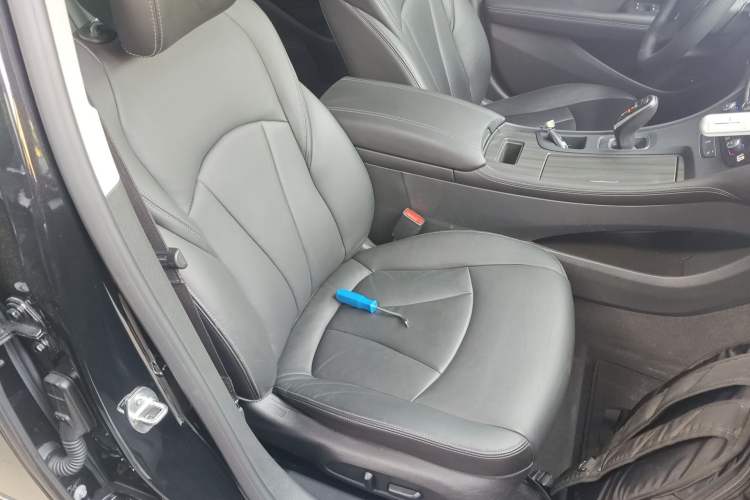 Used Buick LaCrosse 2019 28T Luxury Version Right Front Seat
