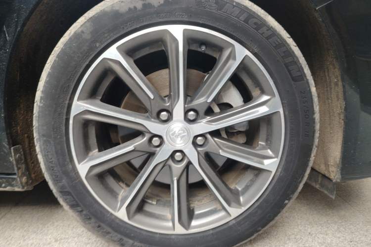 Used Buick LaCrosse 2019 28T Luxury Version Right Front Wheel Hub