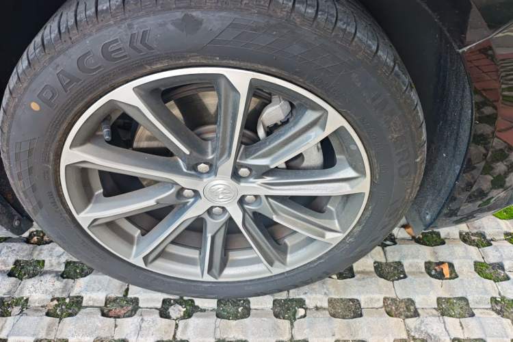 Used Buick LaCrosse 2019 28T Luxury Version Right Front Wheel Hub