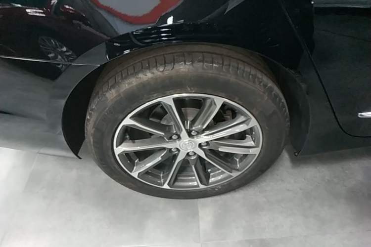 Used Buick LaCrosse 2019 28T Elite Edition Right Rear Wheel Hub