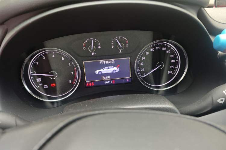 Used Buick LaCrosse 2019 28T Luxury Version Odometer Close Up