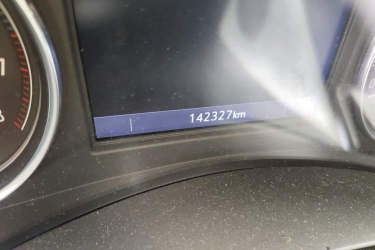 Used Buick LaCrosse 2019 28T Luxury Version Odometer Close Up