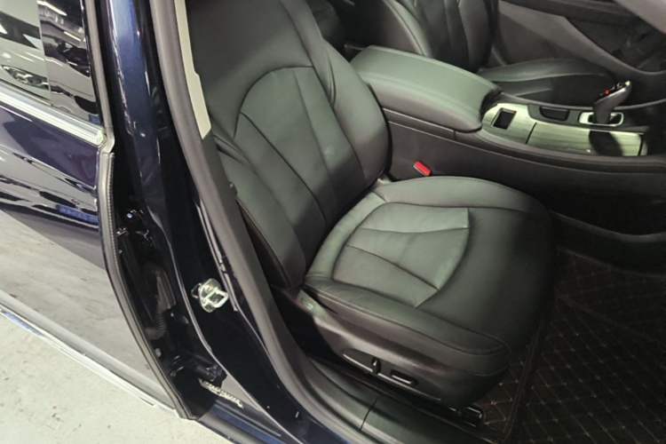 Used Buick LaCrosse 2019 28T Luxury Version Right Front Seat
