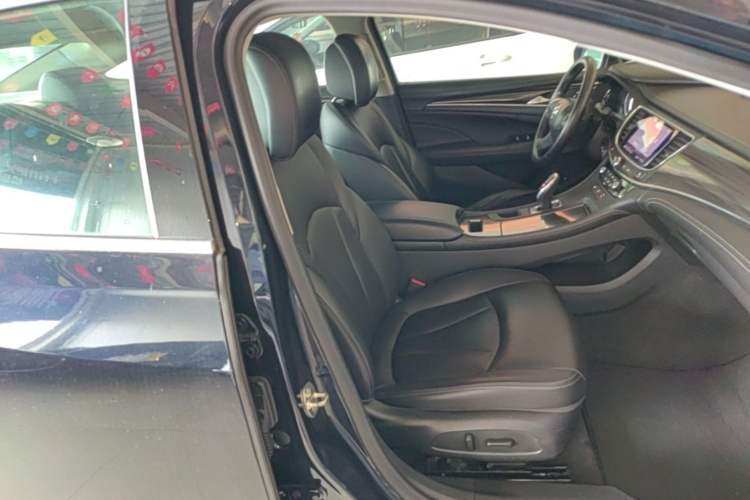 Used Buick LaCrosse 2019 28T Luxury Version Right Front Seat
