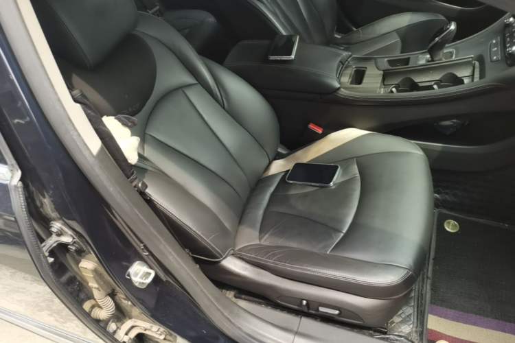 Used Buick LaCrosse 2019 28T Luxury Version Right Front Seat