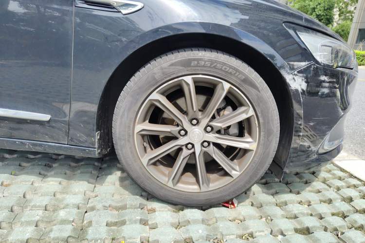 Used Buick LaCrosse 2019 28T Luxury Version Right Front Wheel Hub