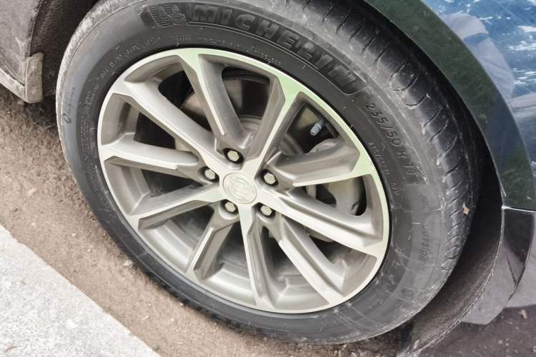 Used Buick LaCrosse 2019 28T Elite Edition Right Front Wheel Hub