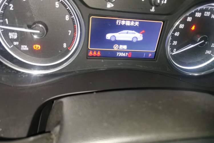 Used Buick LaCrosse 2019 28T Luxury Version Odometer Close Up