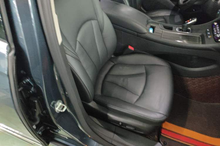 Used Buick LaCrosse 2019 28T Luxury Version Right Front Seat