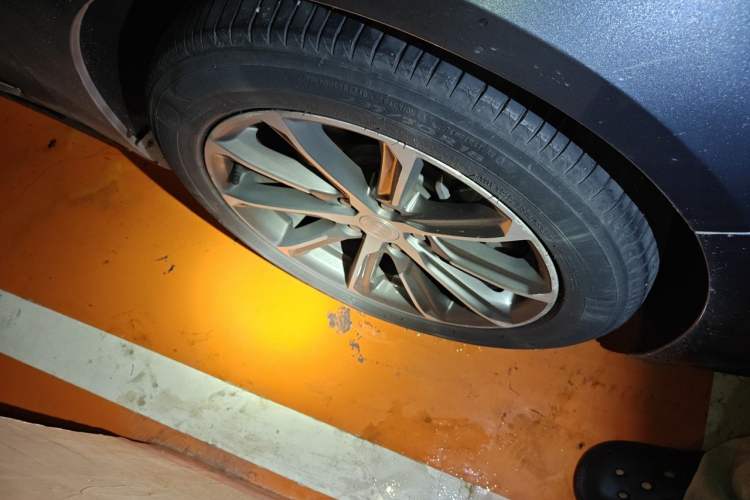 Used Buick LaCrosse 2019 28T Prestige Model Right Front Wheel Hub