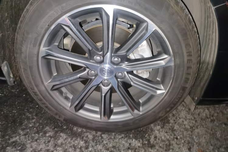 Used Buick LaCrosse 2019 28T Luxury Version Right Front Wheel Hub
