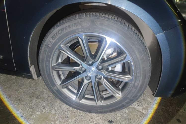 Used Buick LaCrosse 2019 28T Luxury Version Right Front Wheel Hub