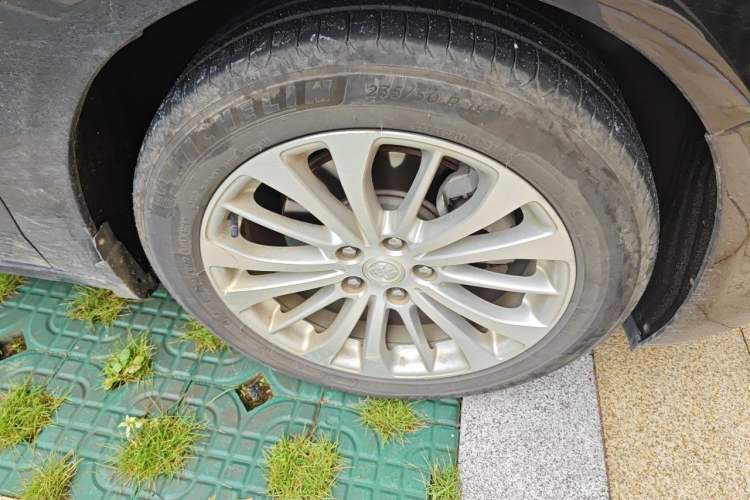 Used Buick LaCrosse 2019 28T Elite Edition Right Front Wheel Hub