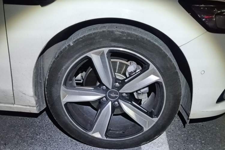 Used Buick LaCrosse 2019 28T Prestige Model Right Front Wheel Hub