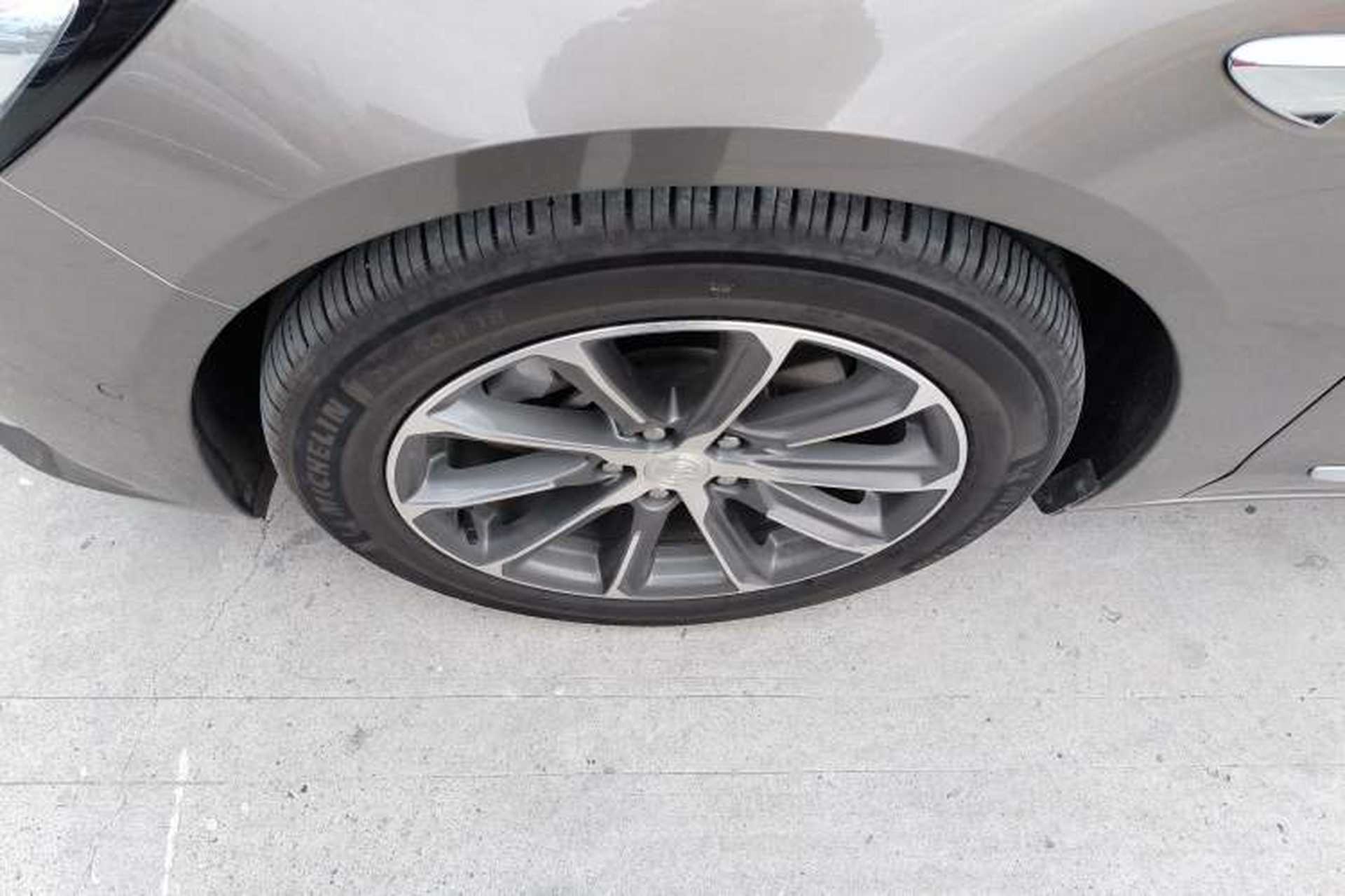 Used Buick LaCrosse 2019 28T Prestige Model Left Front Wheel Hub