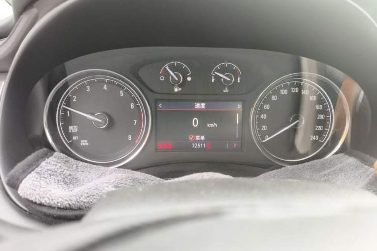 Used Buick LaCrosse 2020 652T Luxury Version Odometer Close Up