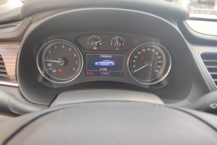 Used Buick LaCrosse 2020 652T Elite Edition Odometer Close Up