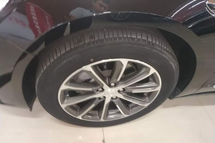 Used Buick LaCrosse 2021 652T Luxury Model Left Front Wheel Hub