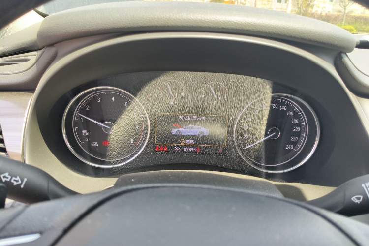 Used Buick LaCrosse 2021 652T Luxury Model Odometer Close Up