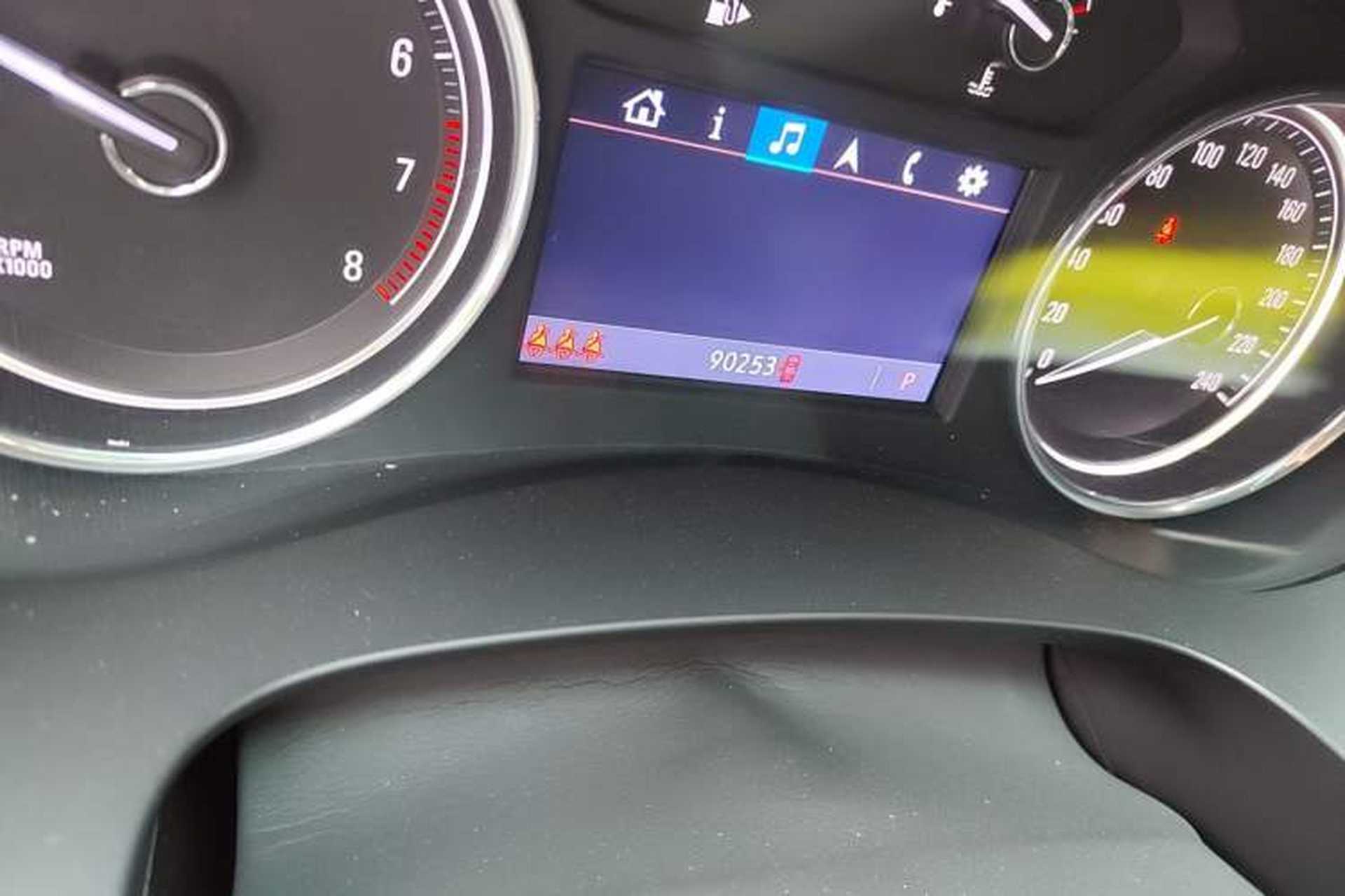 Used Buick LaCrosse 2021 652T Luxury Model Odometer Close Up