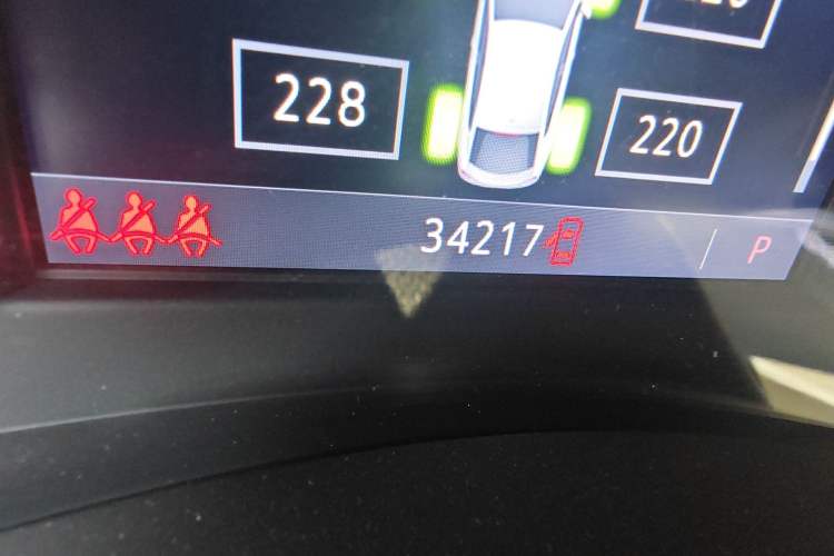 Used Buick LaCrosse 2021 652T Luxury Model Odometer Close Up