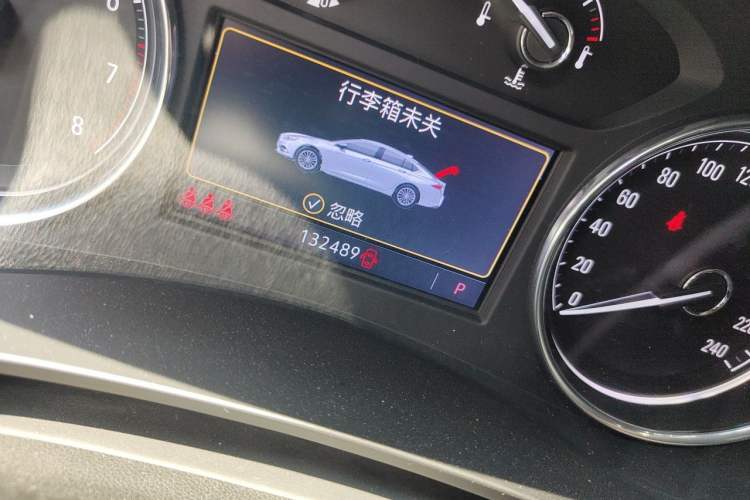 Used Buick LaCrosse 2021 652T Luxury Model Odometer Close Up