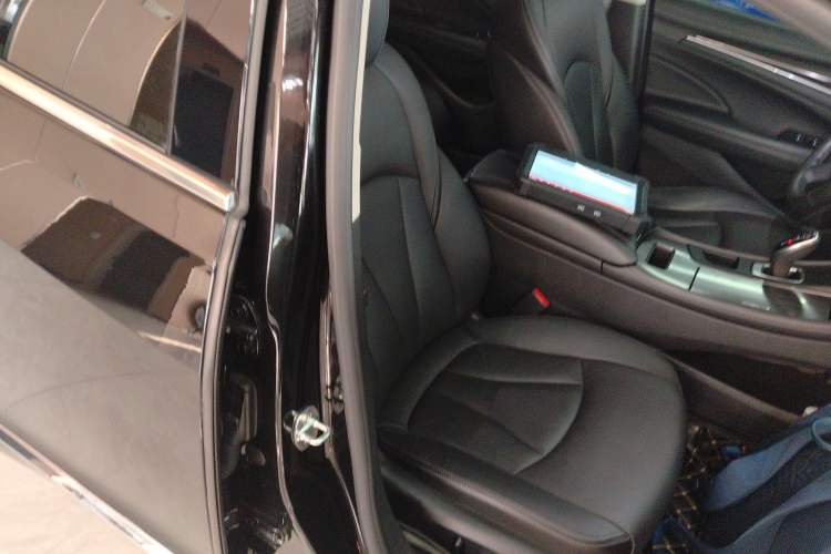 Used Buick LaCrosse 2021 552T Luxury Version Right Front Seat