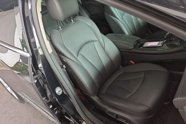 Used Buick LaCrosse 2021 552T Luxury Version Right Front Seat
