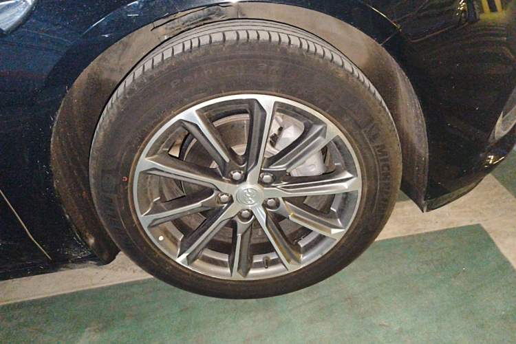 Used Buick LaCrosse 2021 652T Luxury Model Right Front Wheel Hub