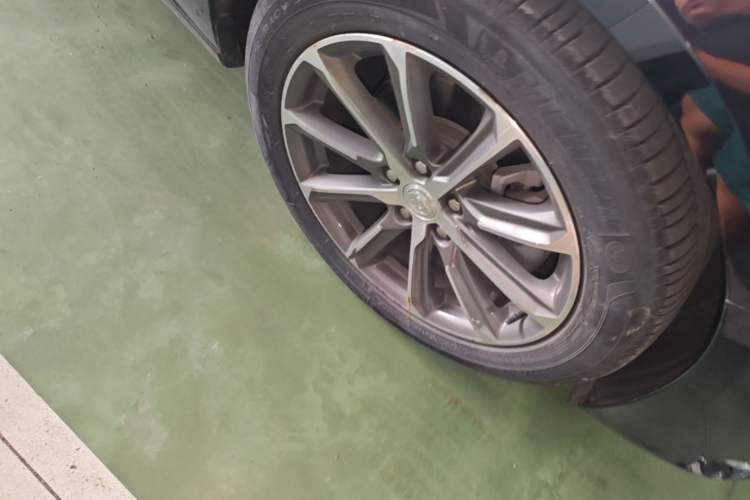 Used Buick LaCrosse 2021 652T Luxury Model Right Front Wheel Hub