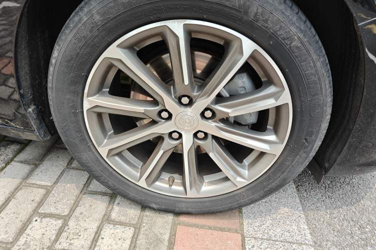 Used Buick LaCrosse 2021 652T Luxury Model Right Front Wheel Hub