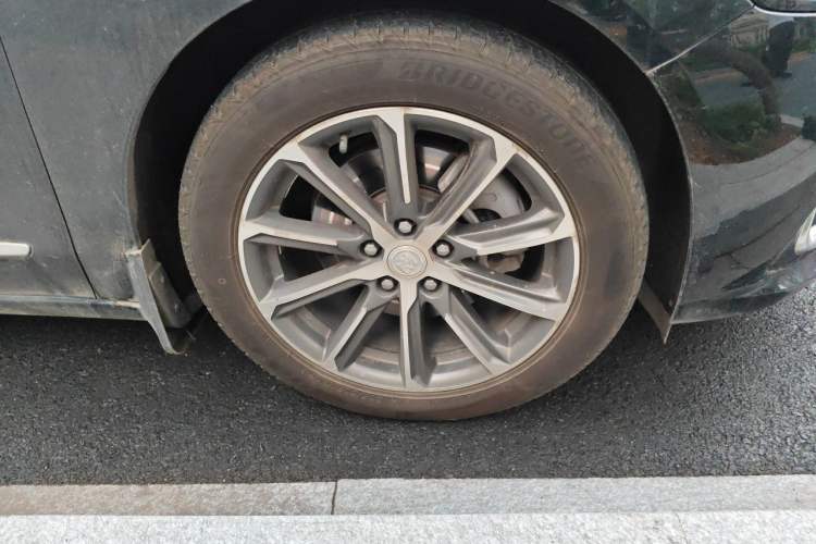 Used Buick LaCrosse 2021 652T Luxury Model Right Front Wheel Hub