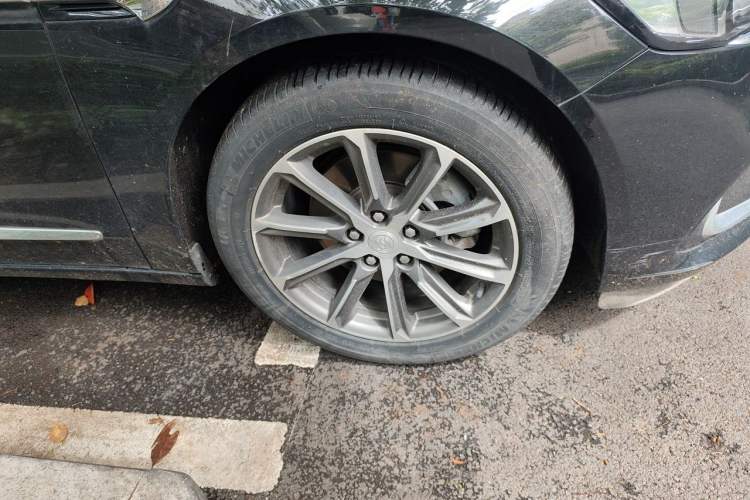 Used Buick LaCrosse 2021 652T Luxury Model Right Front Wheel Hub