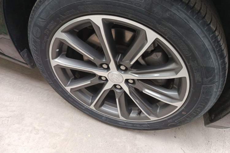 Used Buick LaCrosse 2021 652T Luxury Model Right Front Wheel Hub