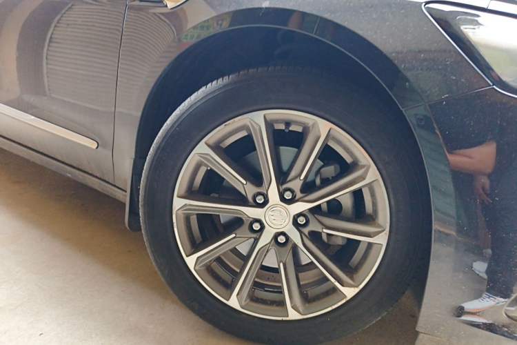 Used Buick LaCrosse 2021 652T Luxury Model Right Front Wheel Hub