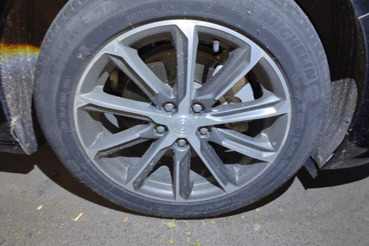 Used Buick LaCrosse 2021 652T Luxury Model Right Front Wheel Hub