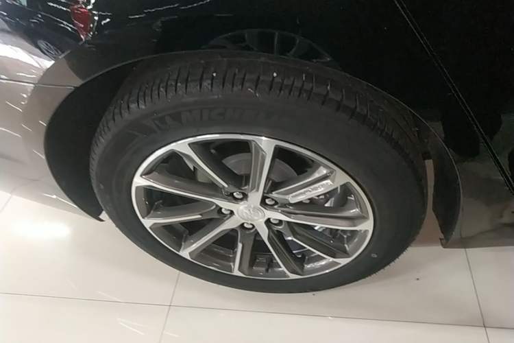 Used Buick LaCrosse 2021 652T Luxury Model Right Rear Wheel Hub