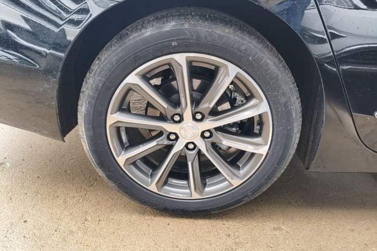 Used Buick LaCrosse 2021 652T Luxury Model Right Rear Wheel Hub