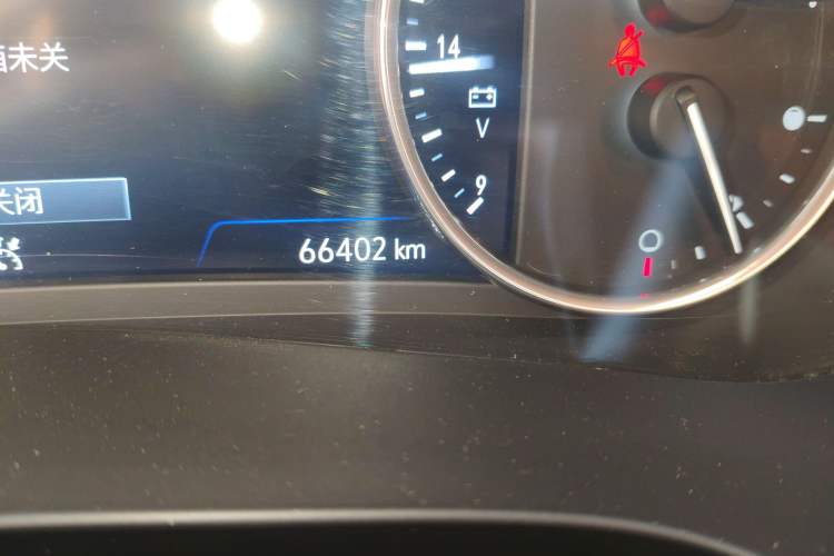 Used Buick LaCrosse 2021 652T Premium Edition Odometer Close Up